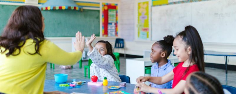 Kinder spielen gemeinsam im Klassenzimmer – Inklusion in der Schulkindbetreuung
