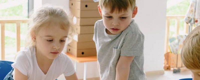 Kinder arbeiten gemeinsam an Projekt – Partizipation in der Schulkindbetreuung