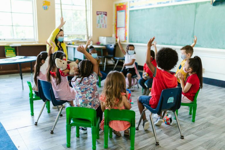 Kinder im Stuhlkreis bei der Mitbestimmung