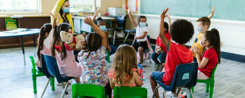 Kinder im Stuhlkreis bei der Mitbestimmung