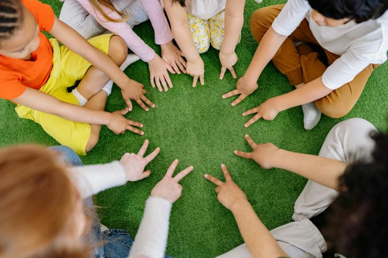 Kinder spielen friedlich in der Schulkindbetreuung