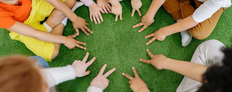 Kinder spielen friedlich in der Schulkindbetreuung