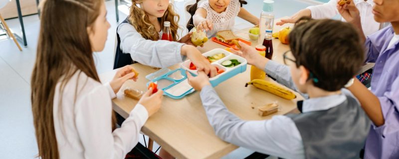 Kinder in der Ganztagsbetreuung beim Mittag