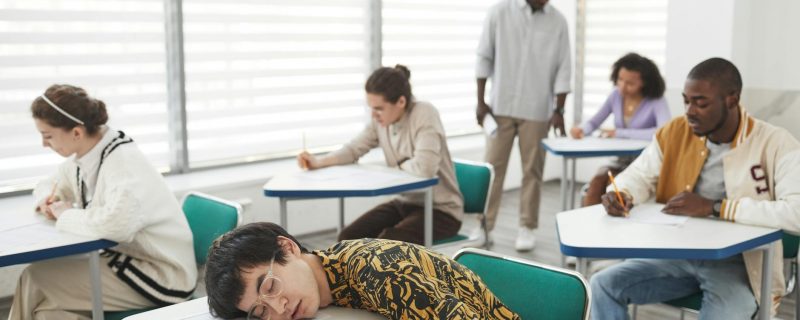 Erschoepfte paedagogische Fachkraft im Hort-Alltag
