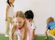Kinder in bunt gestalteter Spielumgebung – Raumgestaltung für Schulkinder