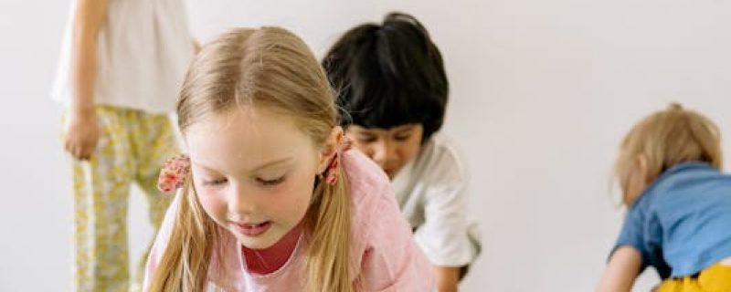 Kinder in bunt gestalteter Spielumgebung – Raumgestaltung für Schulkinder