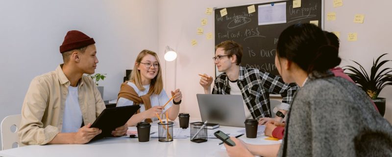 Pädagogisches Team im Meeting – Teamarbeit in der Schulkindbetreuung