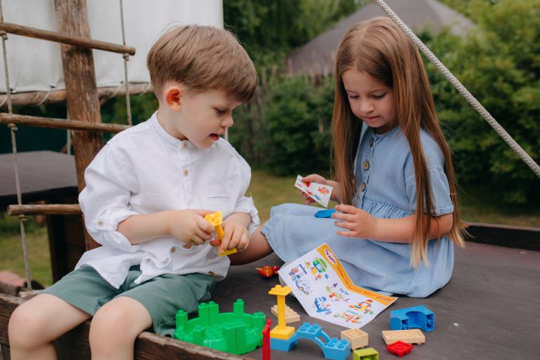 Schulkinder beim Freispiel im Hort mit Bauprojekt