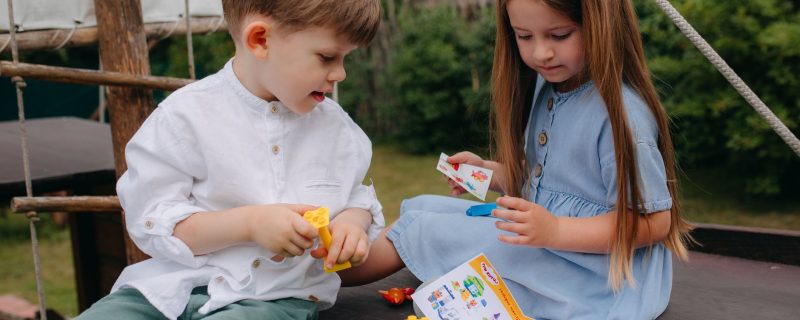 Schulkinder beim Freispiel im Hort mit Bauprojekt