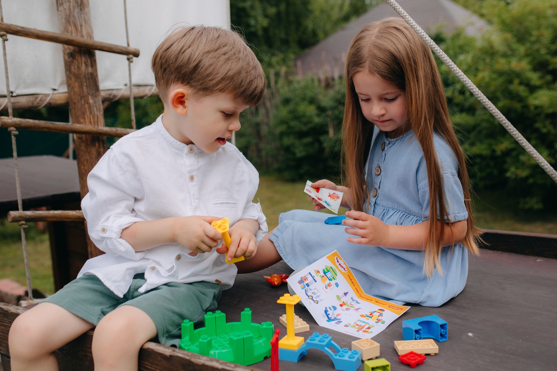 Schulkinder beim Freispiel im Hort mit Bauprojekt