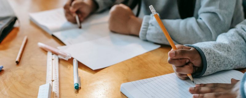 Kinder machen Hausaufgaben in der Hausaufgabenbetreuung im Hort